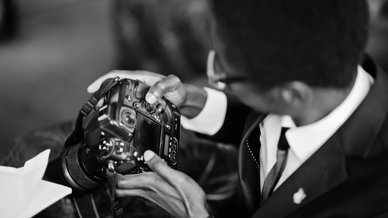 Fotógrafo gestionando sus clientes y su negocio desde el portátil